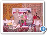 0013 श्री गोविंद काळे यांचा सत्कार करताना श्री जनार्दन काळे
