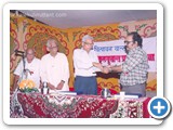 0016 श्री गोविंद काळे यांना श्री जनार्दन काळे सप्रेम भेट देताना