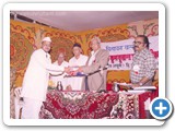 0027 श्री चैतन्य काळे बार्शी हे सत्कार स्विकारताना