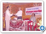 0028 श्री श्रीराम विनायक काळे पडेल देवगड हे सत्कार स्विकारताना