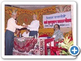 0032 श्री अनिल जगन्नाथ काळे जबलपूर हे सत्कार स्विकारताना