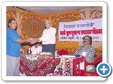 0034 श्री सुभाष महादेव काळे सातार्डा सावंतवाडी हे सत्कार स्विकारताना
