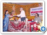 0037 सौ प्रतिभा प्रकाश काळे उपळें राजापूर ह्या सत्कार स्विकारताना