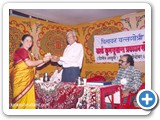 0039 सौ शितल शशिकांत काळे रत्नागिरी या सत्कार स्विकारताना