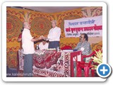 0042 श्री शरद्‍चंद्र प्रभाकर काळे रत्नागिरी यांचा सत्कार करताना श्री जनार्दन काळे